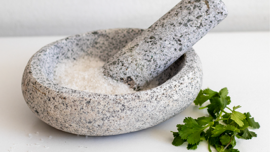 Cómo curar un mortero de piedra antes de usarlo por primera vez